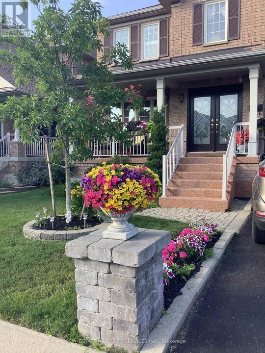 10 Ferncroft Pl in Brampton, ON - Building Photo