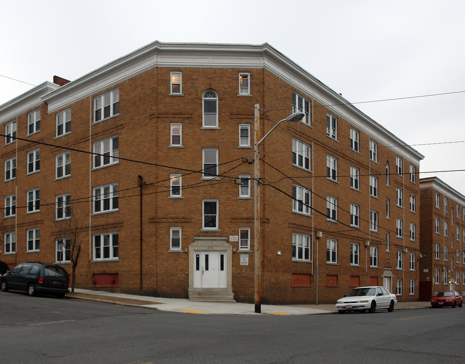 290 Oak St in Holyoke, MA - Building Photo