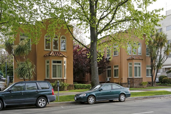 Courtyard Apartments in Sacramento, CA - Foto de edificio - Building Photo