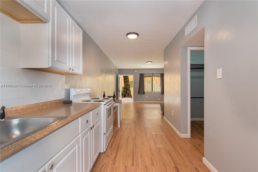 75 Washington Ave in Miami Beach, FL - Building Photo