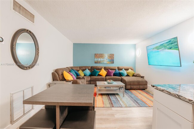 1340 Lincoln Rd in Miami Beach, FL - Building Photo - Building Photo