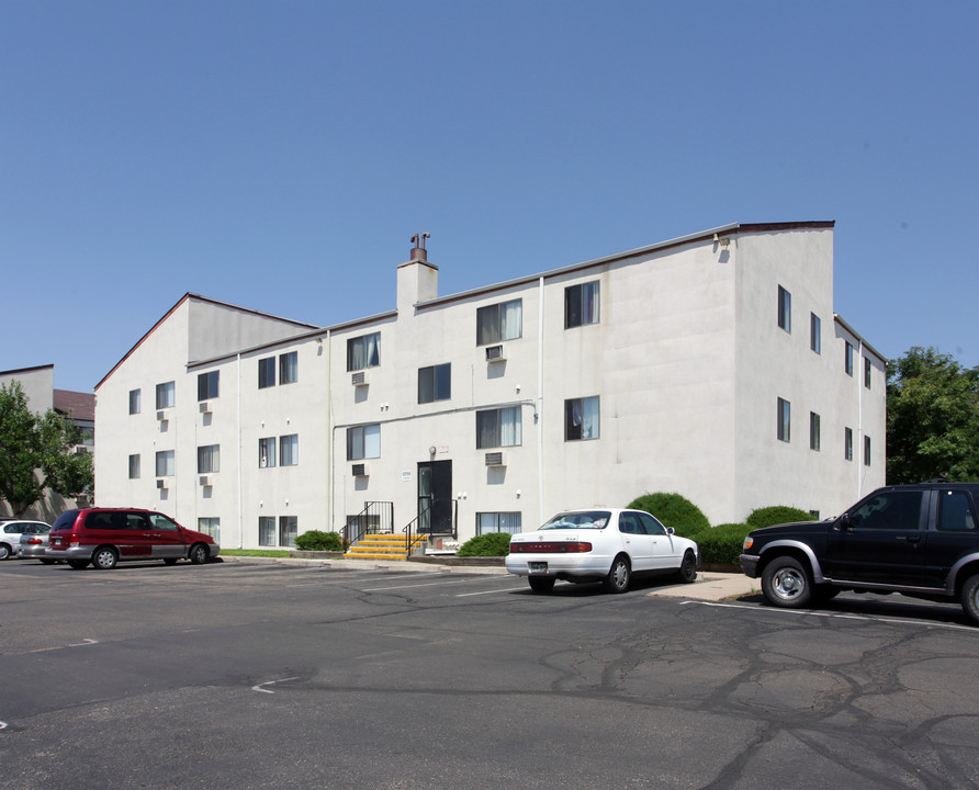 Windsor Court Apartments in Aurora, CO - Building Photo