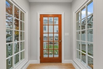 14 Newell Rd, Unit 1 in Brookline, MA - Foto de edificio - Building Photo