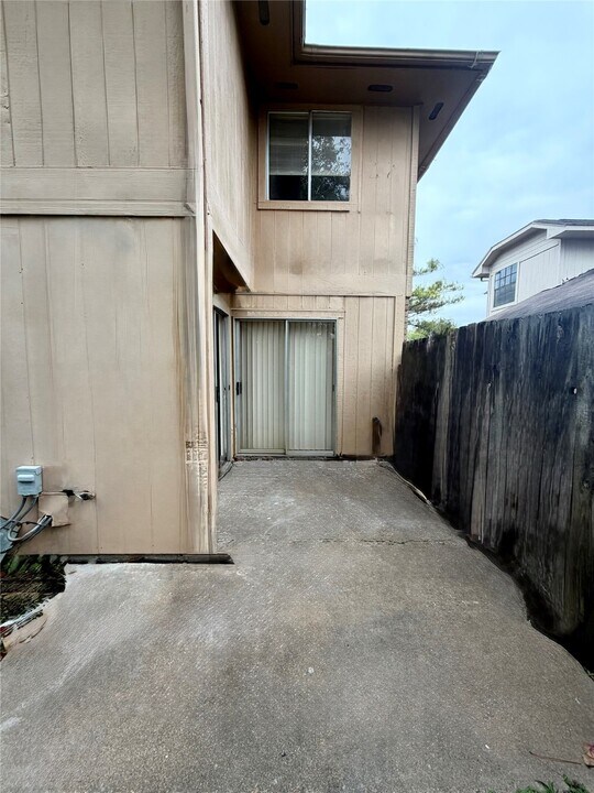 9327 Westacre Pl in Houston, TX - Building Photo