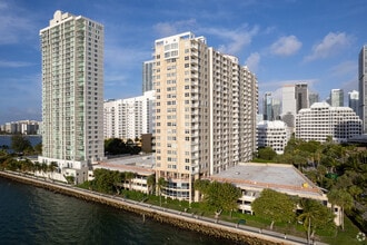 Isola in Miami, FL - Building Photo - Building Photo