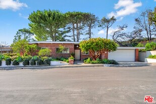 16798 Charmel Ln in Los Angeles, CA - Building Photo