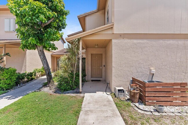 1420 Lake Mango Way in West Palm Beach, FL - Building Photo - Building Photo