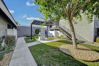The Evergreens Apartment Homes in Anaheim, CA - Foto de edificio - Building Photo