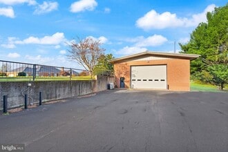 318 Evergreen Mills Rd in Leesburg, VA - Foto de edificio - Building Photo