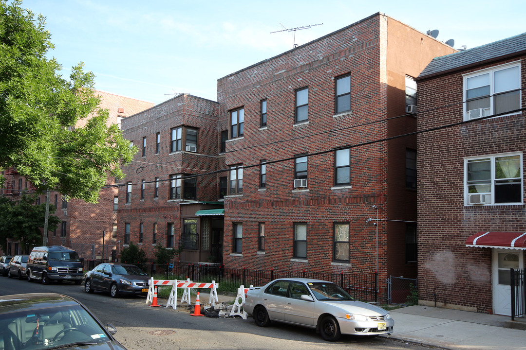 52-09 Van Horn St in Flushing, NY - Building Photo