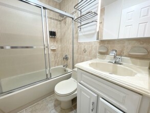 99-24 67th Ave in Rego Park, NY - Foto de edificio - Building Photo