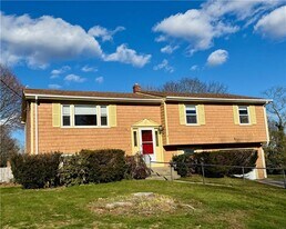 178 Canonchet Dr in Portsmouth, RI - Building Photo