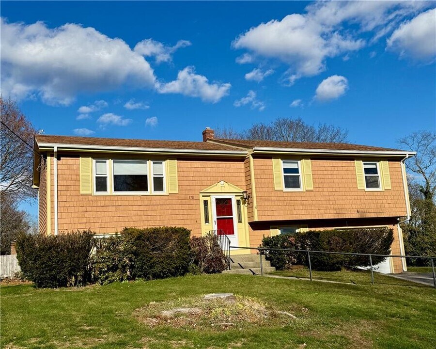 178 Canonchet Dr in Portsmouth, RI - Building Photo