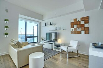 1055 Rue de la Montagne in Montréal, QC - Building Photo - Building Photo