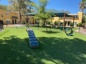 Villas Las Naranjas in Tucson, AZ - Foto de edificio - Building Photo