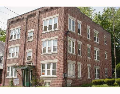 429 S BROAD St in Grove City, PA - Building Photo