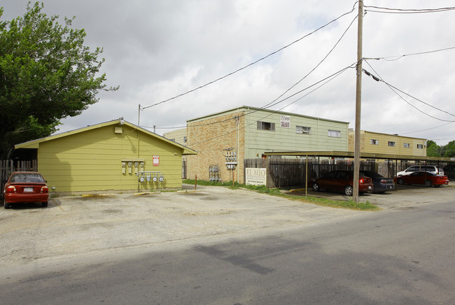 El Mio Townhomes in San Antonio, TX - Foto de edificio - Building Photo