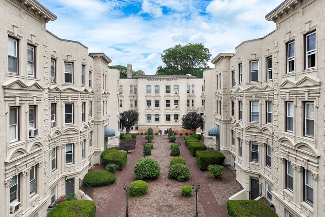 Reservoir Court in Brookline, MA - Foto de edificio - Building Photo
