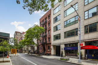 46 West 65th Street in New York, NY - Foto de edificio - Building Photo