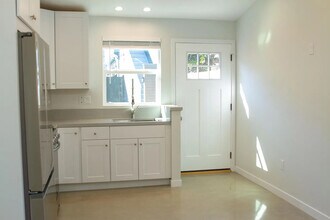 5246 Canoga Ave in Los Angeles, CA - Building Photo - Building Photo