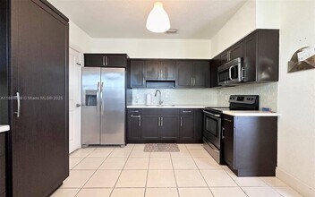 7221 SW 34th Street Rd in Miami, FL - Building Photo - Building Photo