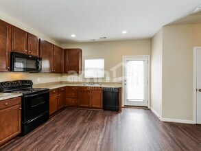 4275 Oak Pointe Dr in Winston-Salem, NC - Building Photo - Building Photo