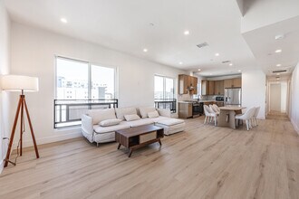 1204 W 37th Dr in Los Angeles, CA - Building Photo - Interior Photo