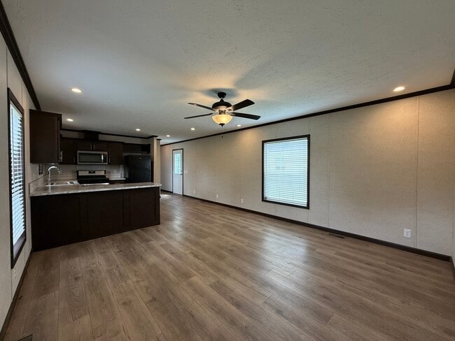 38110 Versailles St in Clinton Township, MI - Building Photo - Building Photo