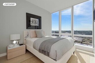 29-11 Queens Plaza N in Queens, NY - Building Photo - Building Photo