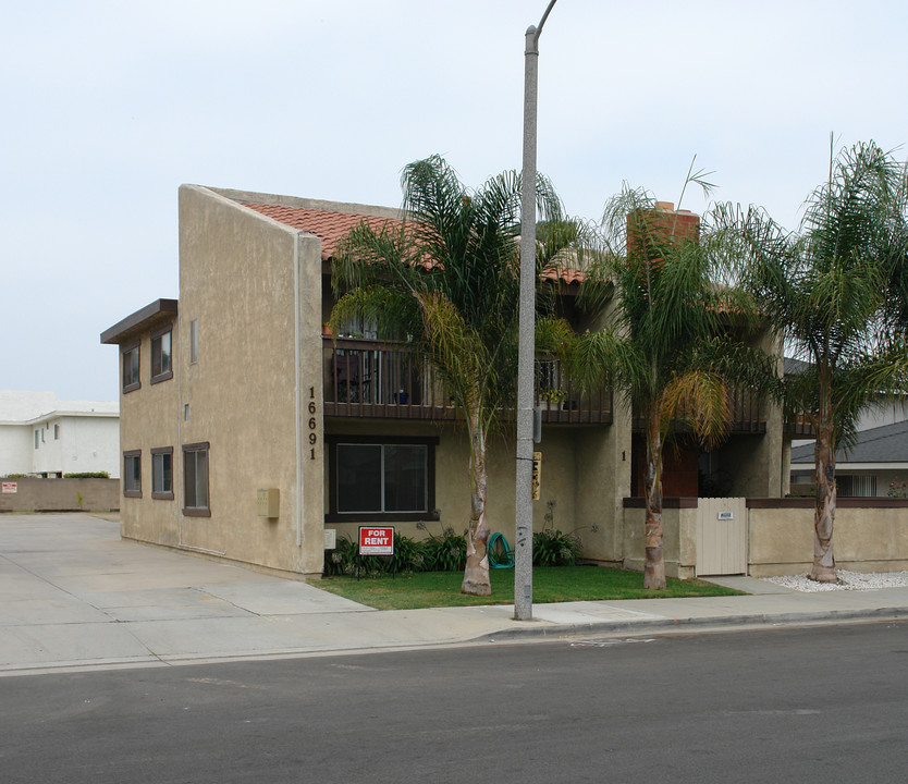 16691 Blanton St in Huntington Beach, CA - Foto de edificio