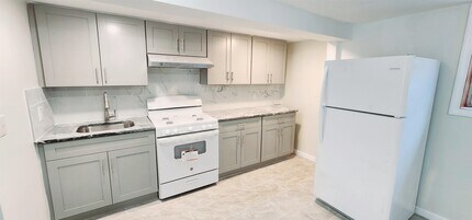 300 Paterson Plank Rd in Jersey City, NJ - Building Photo - Building Photo