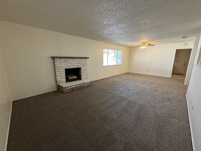 15870 La Paz Ct in Victorville, CA - Building Photo - Building Photo
