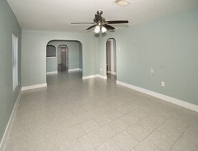 4826 Bristol St in Houston, TX - Building Photo - Building Photo