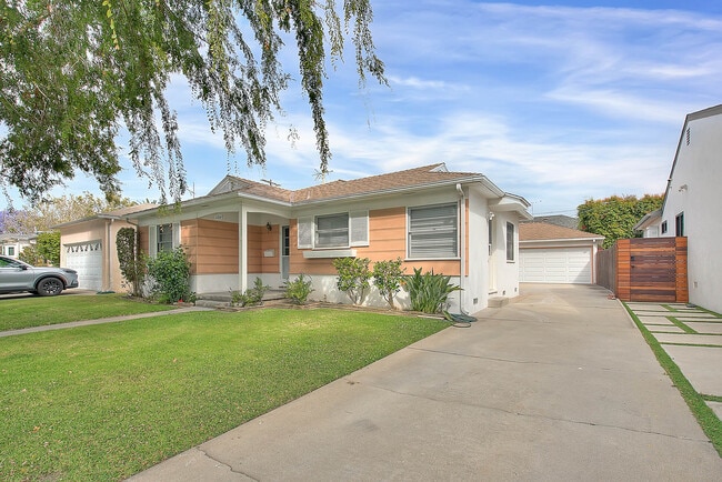 10860 Oregon Ave in Culver City, CA - Foto de edificio - Building Photo