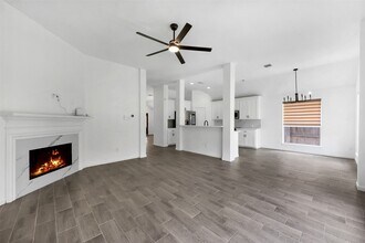 13021 Castlewind Ln in Pearland, TX - Foto de edificio - Building Photo