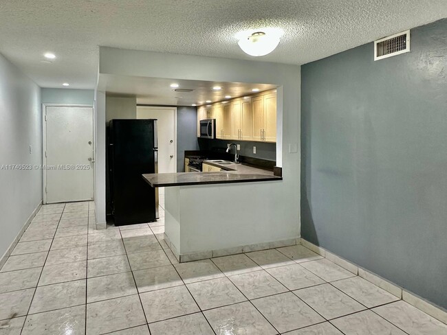 8101 SW 73rd Ave in Miami, FL - Building Photo - Building Photo