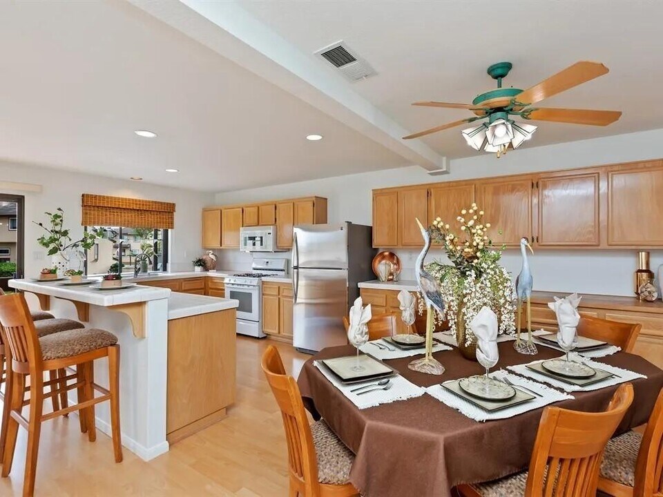 2527 Woodlands Way in Oceanside, CA - Building Photo
