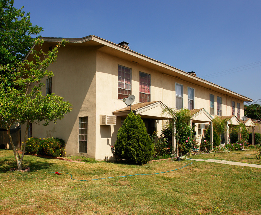 1015 N Vineyard Ave in Ontario, CA - Foto de edificio