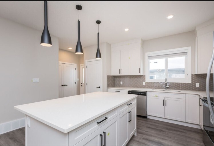 1000 Berg Pl in Leduc, AB - Building Photo