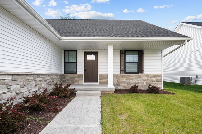 6795 Genesis Way in Bettendorf, IA - Building Photo - Building Photo