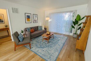 638 N W Knoll Dr in West Hollywood, CA - Building Photo