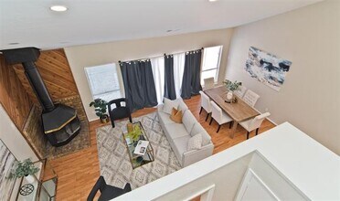 7450 Holly Hill Dr in Dallas, TX - Foto de edificio - Building Photo