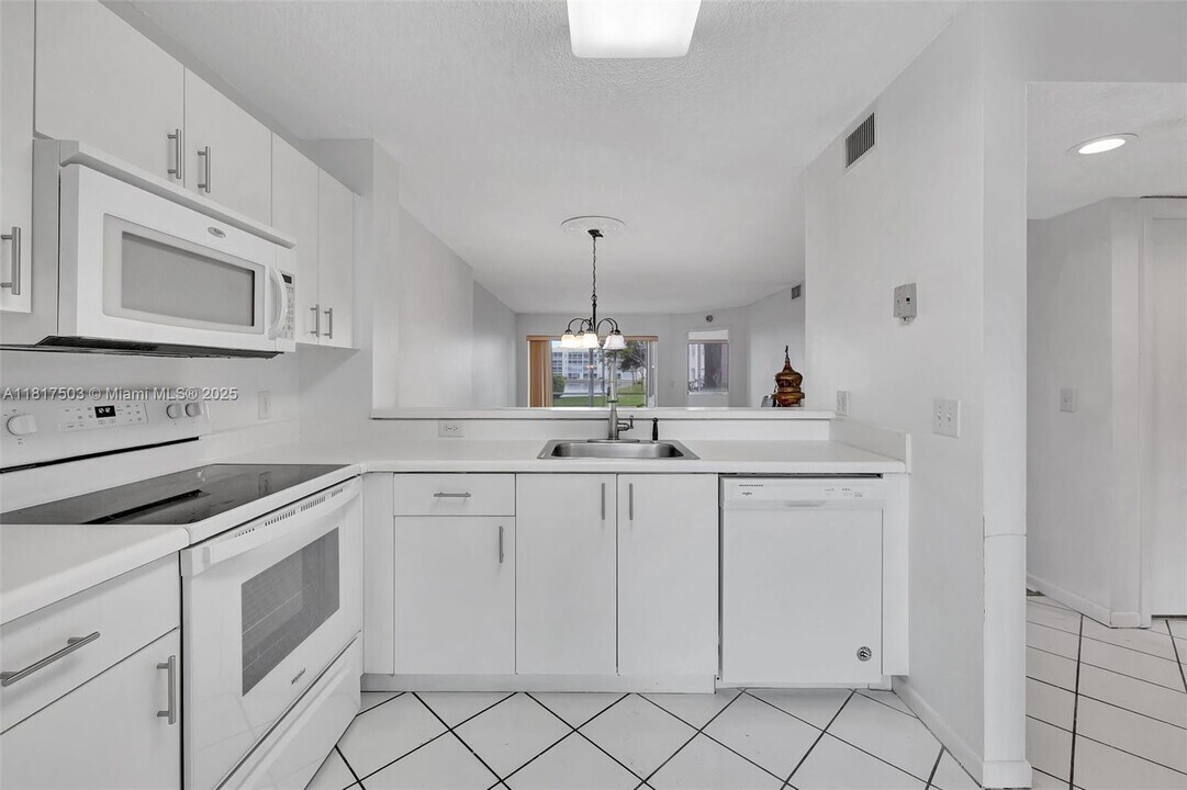 7711 Trent Dr in Tamarac, FL - Building Photo