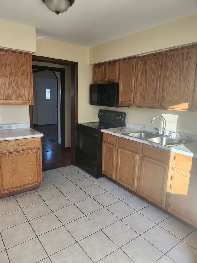 property at 1908 Hillcrest Rd