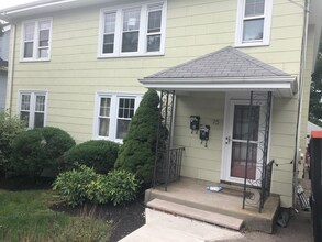 75 Bradford Rd, Unit 1 in Watertown, MA - Foto de edificio - Building Photo