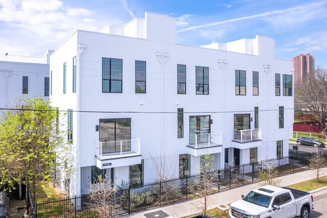 4322 Roseland Ave