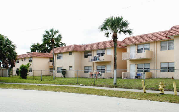 Royal Palm Apartments in Lauderdale Lakes, FL - Building Photo - Building Photo