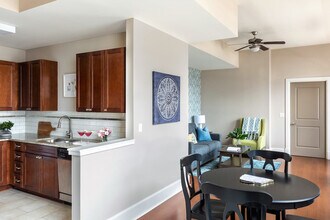 812 Gravier St in New Orleans, LA - Building Photo - Building Photo
