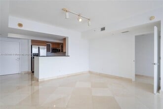 325 Biscayne Blvd in Miami, FL - Building Photo - Building Photo