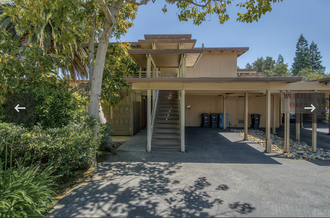 Webster Oak Apartments in Palo Alto, CA - Building Photo